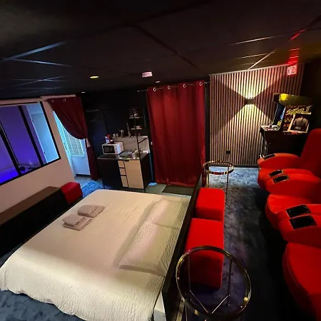 4k Cinema, Jacuzzi